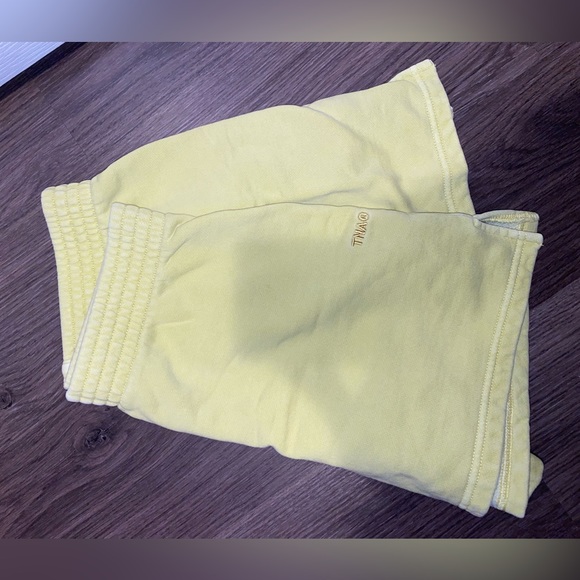 Aritzia TNA Cozy Fleece Shorts - Picture 2 of 5